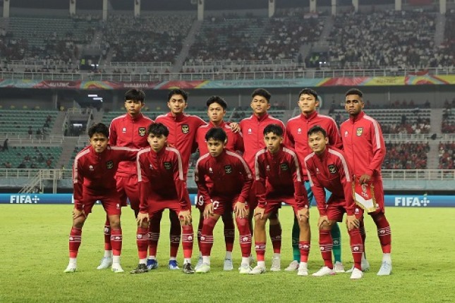 Tim Nasional (Timnas) Indonesia U-17 belum berhasil melangkah ke babak 16 besar setelah dipaksa menyerah oleh 1-3 oleh Maroko dalam laga terakhir di Stadion Gelora Bung Tomo, Surabaya, Kamis (16/11/2023) pukul 19.00 WIB. Pasukan Bima Sakti pun menyampaikan permohonan maafnya. Foto: LOC WCU17/NFL. 