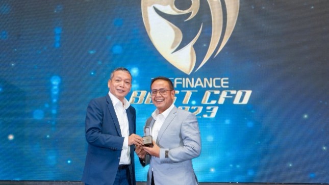 Direktur Keuangan & Strategi Bank DKI, Romy Wijayanto saat menerima penghargaan Sebagai The Best CFO