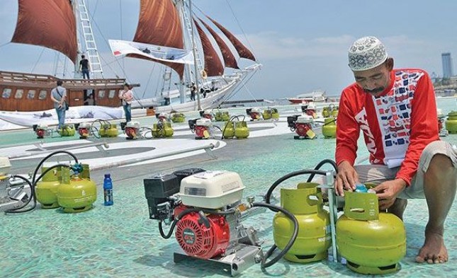 Nelayan sedang mencoba konverter kit pada tabung gas LPG 3 Kg (Foto Ist)