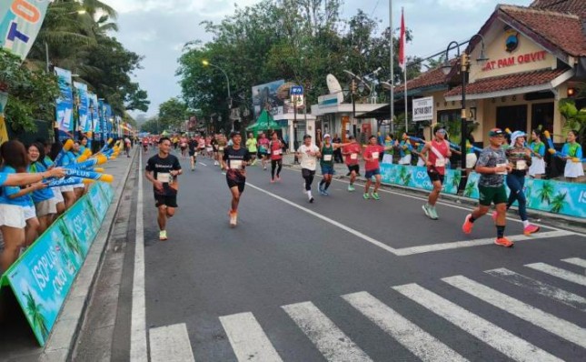 Konsistensi ISOPLUS Mendukung Perjalanan Excellent Para Pelari Dalam Borobudur Marathon 2023.