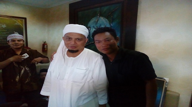 KH Muhammad Arifin Ilham bersama Wiyanto jurnalis Industry.co.id