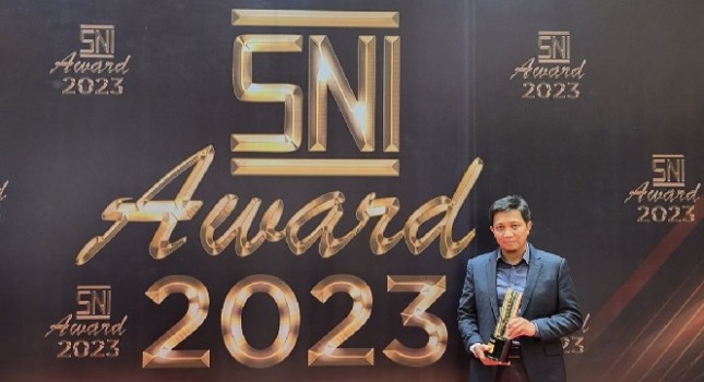 Direktur HCM & Strategy Telkom Akses, Nizar menerima penghargaan Standar Nasional Indonesia (SNI) Award 2023 dengan berhasil menerima peringkat “Gold” untuk Telkom Akses yang diselenggarakan oleh Badan Standardisasi Nasional (BPN) di Jakarta Convention Center