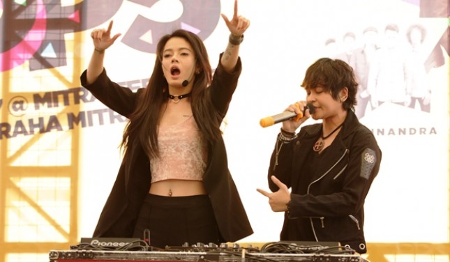 Citra dan Mita The Virgin, Mainkan Musik DJ Live PA lewat grup Black Champagne
