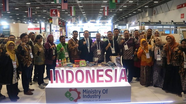 Kepala Pusat Pemberdayaan Industri Halal Kementerian Perindustrian Mohammad Ari Kurnia Taufik berfoto bersama para peserta pameran OIC Halal Expo dari Indonesia