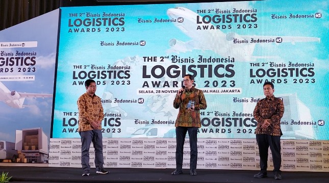 Chief Executive Officer (CEO) CKB Logistics Iman Sjafei saat menerima penghargaan di ajang Bisnis Indonesia Logistics Award (BILA) 2023