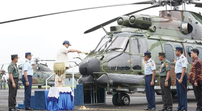 Menhan Prabowo Sybianto Serahkan Delapan Unit Helikopter H225M dan Resmikan Full Flight Simulator H225M