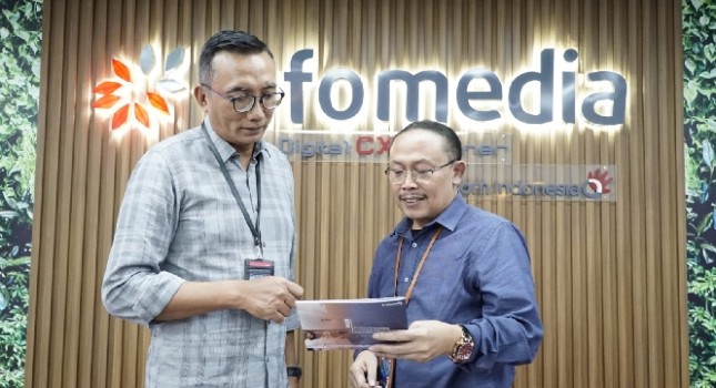 Direktur Solution and Business Development Infomedia, Andri Wibawanto (kiri) dan Direktur Marketing & Sales Infomedia, Sujito. (Dok. Corcomm Telkom).
