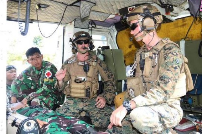 Korps Marinir TNI AL dan Marinir Amerika Serikat Berikan Pertolongan Pada Korban Perang 