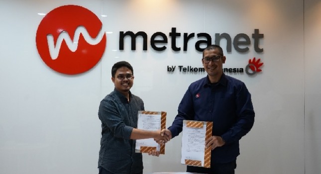 Direktur Bisnis Metranet, Faisal Yusuf (kanan) dan CEO Rakamin, Andika Deni Prasetya usai penandatanganan kerja sama penguatan Business Operations Management antara Scala by Metranet (Scala) dan Rakamin, beberapa waktu lalu.