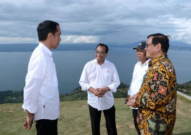 Presiden Jokowi kunjungi Danau Toba bersama Menteri PUPS Basuki, Menhub Budi, Seskab Pramono Anung 