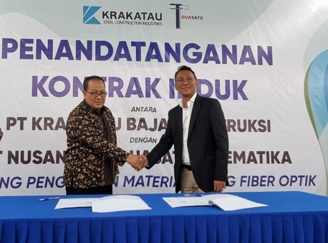 (kiri-kanan) Direktur Utama PT Krakatau Baja Konstruksi (KBK), Hernowo bersama Direktur Utama PT Nusantara Duasatu Telematika (T21), Tunggul Satriotomo menandatangani kesepakatan pengadaan tiang fiber optik KBK yang akan didistribusikan melalui T21 pada Rabu, 6 Desember 2023 di Cilegon, Banten.
