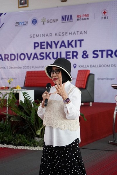 Dokter senior spesialis jantung, dr. Jetty H Sedyawan, Sp. JP (K), FIHA, FAPCC, FAsCC, ketika menjelaskan tentang alat Non-Invasive Vascular Analyzer (NIVA).