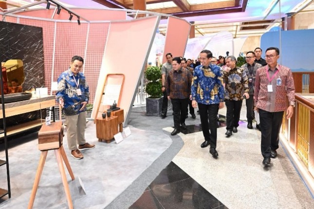 Presiden Jokowi dan Dirut BRI Sunarso di UMKM Expo (RT)