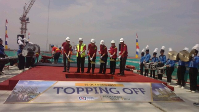 Topping off Apartemen Podomoro Golf View (Hariyanto/INDUSTRY.co.id)