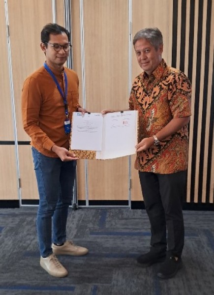 Direktur PT ABM Investama Tbk (ABMM) Andi Djajanegara bersama Vice President Bank Mandiri, Helmy Afrisa Nugroho