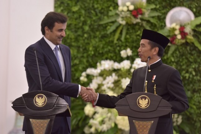 Presiden Jokowi bersama Emir Qatar Syekh Tamim bin Hamad Al Thani di Istana Kepresidenan Bogor, Rabu (18/10). (Foto: Humas/Oji)