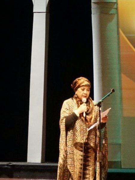 Halimah Munawir, seorang tokoh budaya nasional menjadi salah satu penyair Indonesia yang turut serta membaca syair di pembukaan Festival Syair Internasional 2023