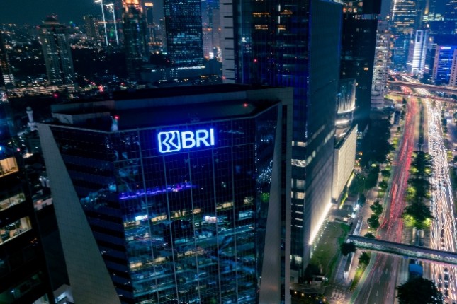 Gedung Bank BRI Pusat diambil gambarnya saat malam