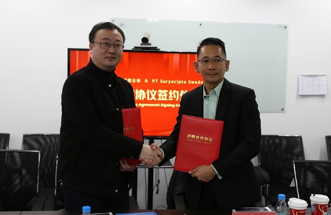 Vice President Sales & Marketing Suryacipta, Abednego Purnomo bersama Mr. Jiang Shun Jie, China Innovation Center Director, di Suzhou, provinsi Jiangsu, Tiongkok seusai menandatangani perjanjian kerja sama