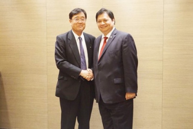 Menperin Airlangga Hartarto berjabat tangan dengan CEO Mitsubishi Motors Mr. Osamu Masuko sebelum melakukan pertemuan di Tokyo. (Foto Humas)