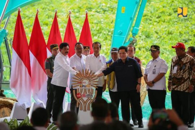 Menteri Basuki Dampingi Presiden Jokowi Groundbreaking…