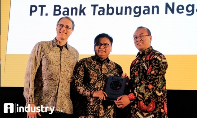 Managing Director Finance & Treasury PT Bank Tabungan Negara (Persero) Tbk. Iman Nugroho Soeko (tengah) menerima penghargaan The Top 50 Indonesian Companies dalam The 7th Annual Best of The Best Awards and Gala Dinner 2017, Kamis (19/10). (Foto Rizki