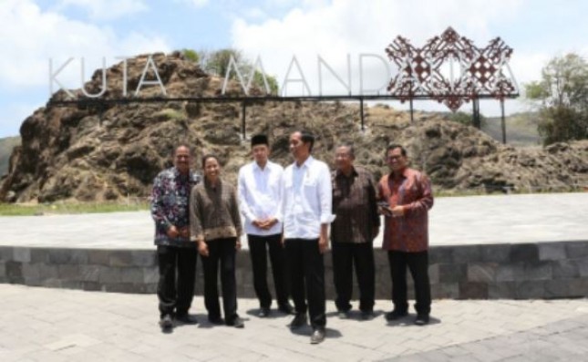 Presiden Jokowi, Menteri Rini, Menpar Arief Yahya di KEK Mandalika NTB (Foto Setkab)