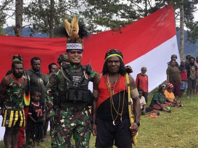 Dansatgas TNI 300 Siliwangi Diberi Gelar Kogoya Dari Kepala Suku Besar Kab. Puncak di Gome Papua