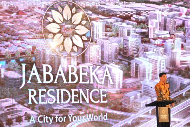 Sutedja S Darmono, Presiden Direktur PT Graha Buana Cikarang meresmikan logo baru Jababeka Residence (Mulyadi/INDUSTRY.co.id)