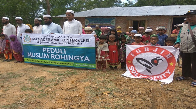 Moment penyaluran bantuan ke Rohingya.