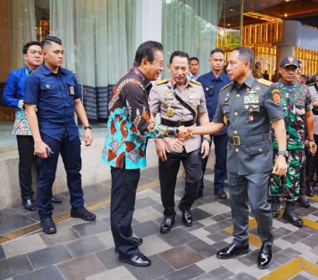 Panglima TNI Dampingi Presiden RI Dalam Acara Pertemuan Tahunan Industri Jasa Keuangan 2024