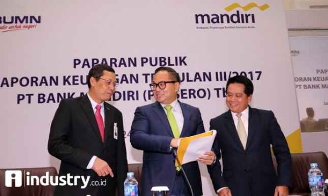 Dirut Bank Mandiri Kartika Wirjoatmodjo (tengah), Direktur Distributions Hery Gunardi (kanan) dan Direktur Retail Banking Tardi (kiri) tengah berbincang saat menyampaikan kinerja perseroan pada triwulan III-2017 (4/10). (Foto Rizki Meirino)