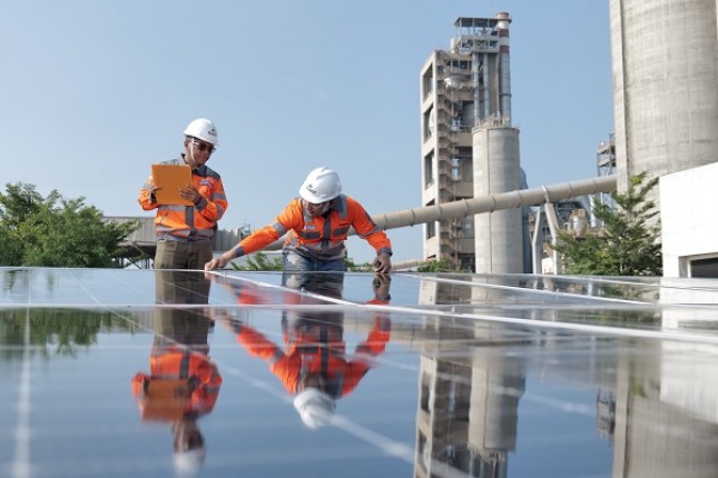 Fasilitas panel surya di area atap gedung utama kantor PT Solusi Bangun Indonesia Tbk Pabrik Tuban, sebagai implementasi penggunaan Energi Baru dan Terbarukan (EBT) untuk mencapai target dekarbonisasi. 