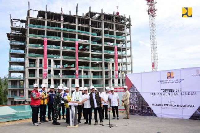 Presiden Jokowi Lakukan Topping-Off Hunian ASN-Hankam di IKN