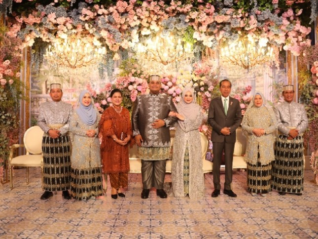 Jokowi saat menghadiri pernikahan putra Mentan Amran
