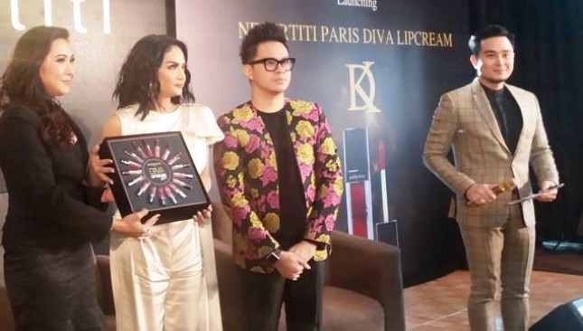 Kris Dayanti memperkenalkan rangkaian 17 warna Lipstik Nefertiti Diva series