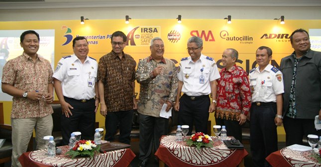 Dirut Adira Innsurance, Indra Baruna (tengah) bersama Pembicara dalam Sharing Session jelang IRSA (Amz)