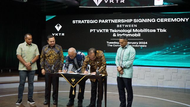 Penandatanganan kemitraan strategis dan pendirian perusahaan joint venture antara PT VKTR Teknologi Mobilitas dan Indomobil.