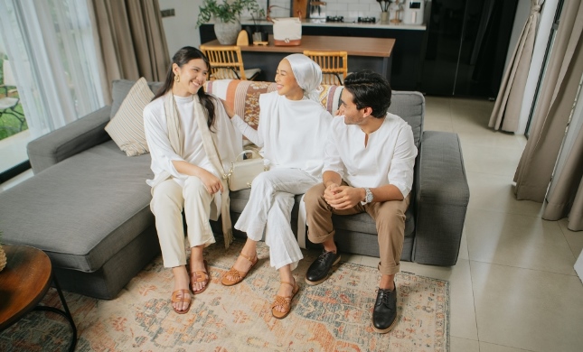 Gaya Vira Tandia (tengah) kenakan sandal Cole Haan untuk berkumpul di bulan Ramadan.