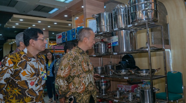 Menperin Agus Gumiwang Kartasasmita bersama Dirjen ILMATE Kemenperin Taufiek Bawazier saat meninjau pameran Kitchen Appliances