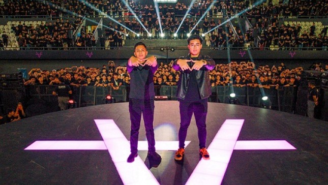 Dua dari enam pembicara terkemuka yang hadir pada acara “Road to Bitcoin Halving” yang diselenggarakan di Tennis Indoor Senayan Jakarta pada Minggu (07/04/2024). (Foto: Humas Bitcoin Halving)