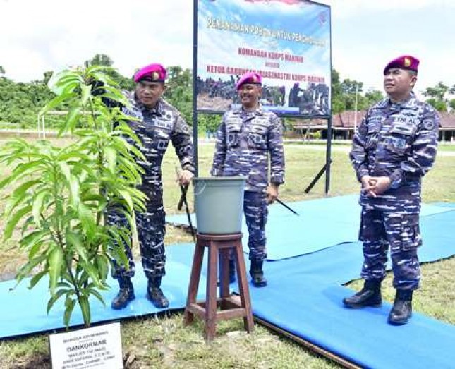 Komandan Korps Marinir Mayjen TNI (Mar) Endi Supardi Didampingi Ketua Jalasenastri Kormar Tanam Mangga