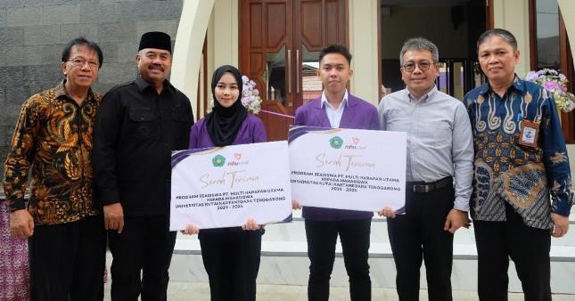 Serah terima program beasiswa anak perusahaan MMSGI, MHU kepada mahasiswa Universitas Kutai Kertanegara Tenggarong.