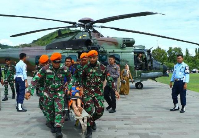Helikopter Carakal H-225M TNI AU Evakuasi 36 Orang Lansia Dan Anak Anak Dari Desa Terisolir