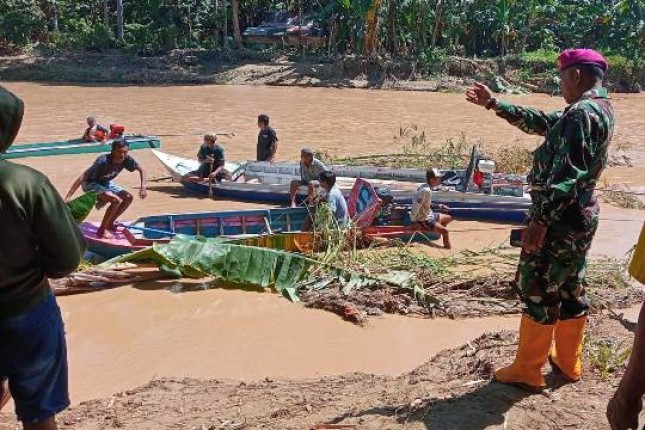 Prajurit Yonmarhanlan VI Evakuasi Korban Bencana Longsor