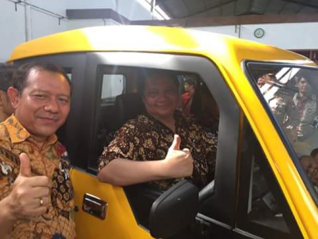 Menteri Perindustrian, Airlangga Hartarto saat mencoba Mobil Pedesaan Mahesa