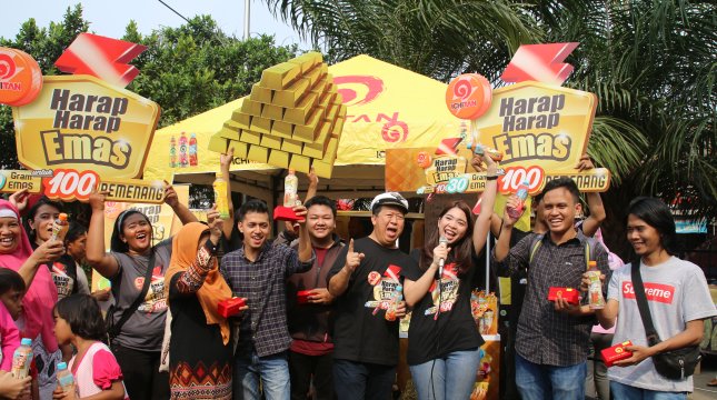 Mr. Ichitan Bersama Para Pemenang dan Pengunjung Pasar Jaya Cengkareng.(Foto: IST)