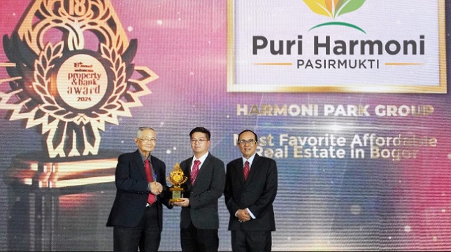 Manajemen Harmoni Park Group saat menerima penghargaan di ajang Indonesia Property&Bank; Award (IPBA) XVIII