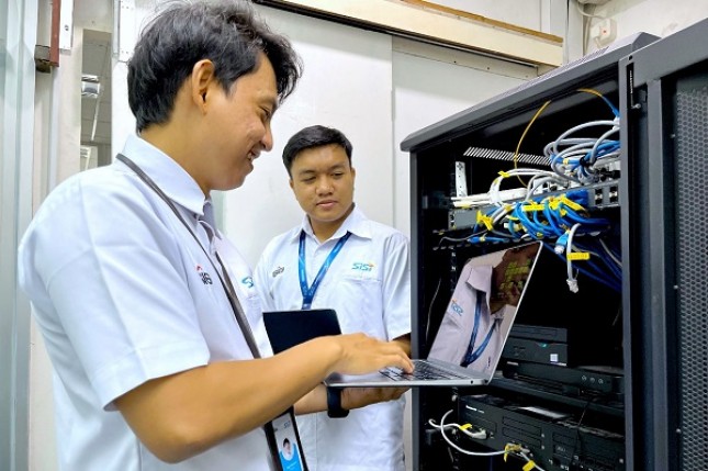  Karyawan PT Sinergi Informatika Semen Indonesia (SISI) sedang melakukan network maintenance di ruang server kantor SISI di Graha Aktiva, Jakarta.