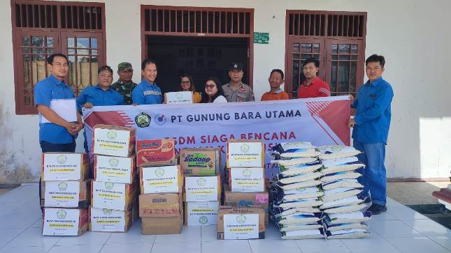  PT Gunung Bara Utama (GBU) memberikan bantuan kepada masyarakat yang terdampak bencana banjir di Kutai Barat.